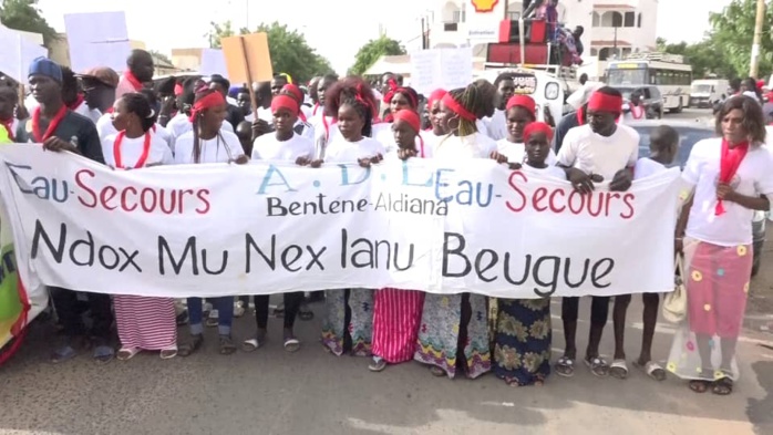 SIT-IN À MBACKÉ / "And Sopi Ndoxu Mbacké" envahit la direction de Sen'Eau... La police a procédé à des arrestations.