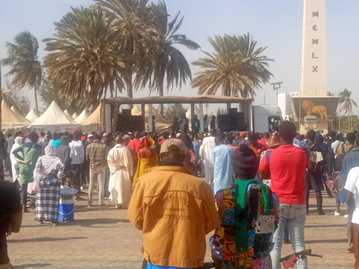 Manif à la place de la nation : Le collectif Niô Laànk attend encore son monde. Manif à la place de la nation : Le collectif Niô Laànk attend encore son monde.