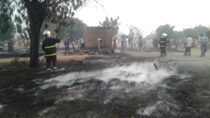 INCENDIE DE GRANDE ENVERGURE / Une dizaine de concessions brûle à Ndialakhar... Le feu attisé par le vent. INCENDIE DE GRANDE ENVERGURE / Une dizaine de concessions brûle à Ndialakhar... Le feu attisé par le vent.