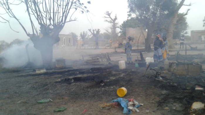 INCENDIE DE GRANDE ENVERGURE / Une dizaine de concessions brûle à Ndialakhar... Le feu attisé par le vent. INCENDIE DE GRANDE ENVERGURE / Une dizaine de concessions brûle à Ndialakhar... Le feu attisé par le vent.