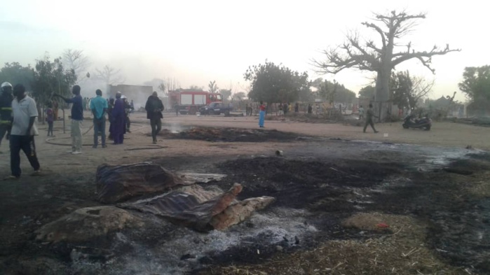 INCENDIE DE GRANDE ENVERGURE / Une dizaine de concessions brûle à Ndialakhar... Le feu attisé par le vent. INCENDIE DE GRANDE ENVERGURE / Une dizaine de concessions brûle à Ndialakhar... Le feu attisé par le vent.