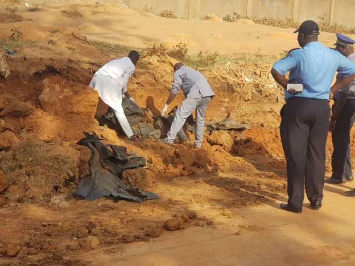 Côte d’Ivoire : Découverte d’une fosse commune contenant 20 corps. Côte d’Ivoire : Découverte d’une fosse commune contenant 20 corps.