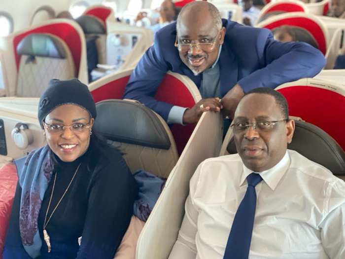 Le couple présidentiel pose avec l’honorable député Farba Ngom à bord de Air Sénégal...