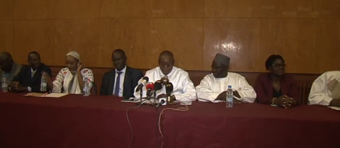 Remise de diplômes du 1er degré à 75 entraîneurs de Football : Le DTN Mayacine Mar applaudit. Remise de diplômes du 1er degré à 75 entraîneurs de Football : Le DTN Mayacine Mar applaudit.