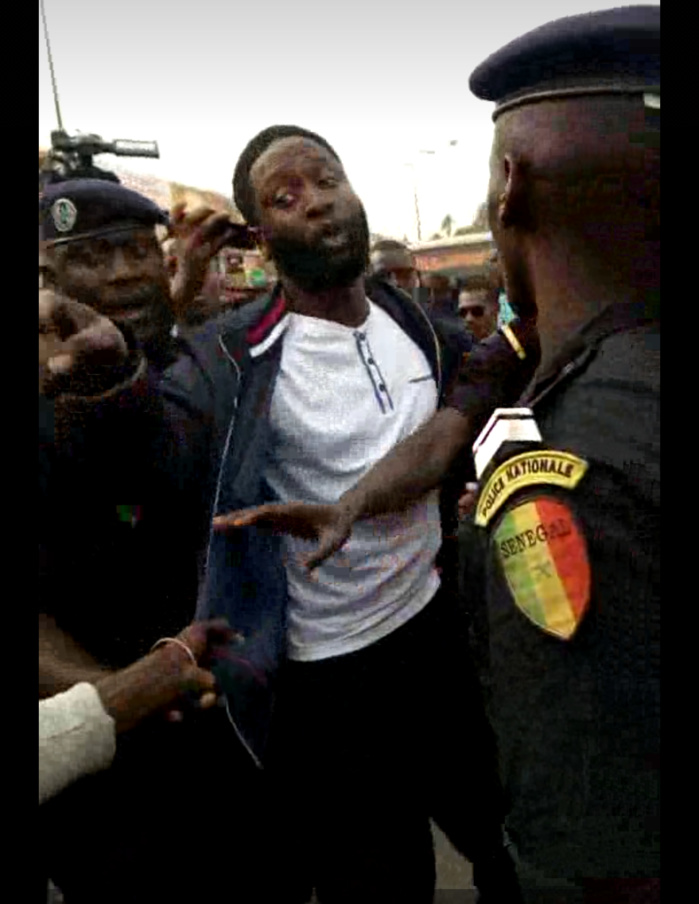 Distribution de flyers contre la hausse du prix de l’électricité : Kilifeu et Ousmane Wade de Nio Lank arrêtés au rond-point Sahm puis relâchés Distribution de flyers contre la hausse du prix de l’électricité : Kilifeu et Ousmane Wade de Nio Lank arrêtés au rond-point Sahm puis relâchés