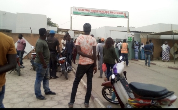 Décès du fils de Abdou Aziz Américain : Les talibés Baye prennent d'assaut l'hôpital de Kaolack... La piste de la négligence évoquée.. Décès du fils de Abdou Aziz Américain : Les talibés Baye prennent d'assaut l'hôpital de Kaolack... La piste de la négligence évoquée..