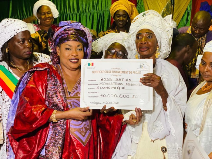 Dagana : Le ministre Ndèye Saly Diop Dieng octroie un financement de 80 millions Fcfa aux femmes des 11 communes.