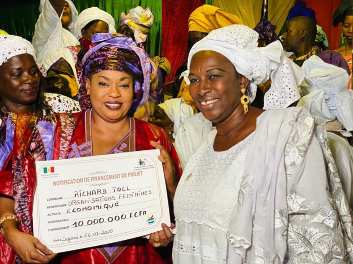 Dagana : Le ministre Ndèye Saly Diop Dieng octroie un financement de 80 millions Fcfa aux femmes des 11 communes. Dagana : Le ministre Ndèye Saly Diop Dieng octroie un financement de 80 millions Fcfa aux femmes des 11 communes.