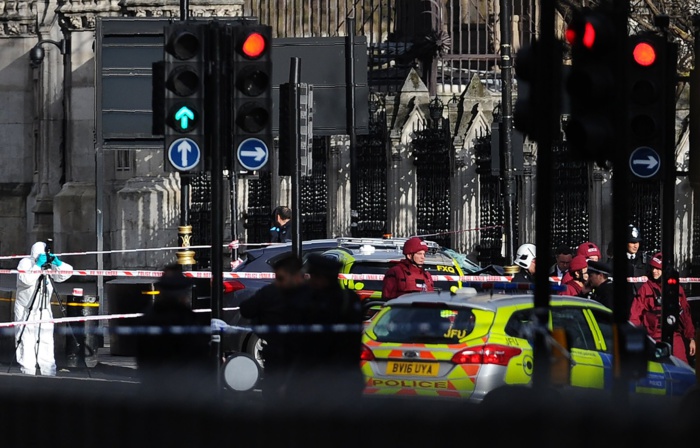 Londres : un homme poignarde plusieurs personnes et se fait abattre par la police, la piste terroriste privilégiée. Londres : un homme poignarde plusieurs personnes et se fait abattre par la police, la piste terroriste privilégiée.
