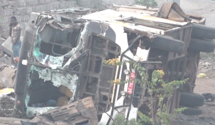 Chute d'un bus malien du pont de la Patte d'Oie : Un mort et 7 blessés graves enregistrés Chute d'un bus malien du pont de la Patte d'Oie : Un mort et 7 blessés graves enregistrés