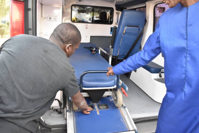 Kaolack : Maître Nafissatou Diop Cissé offre une ambulance flambant-neuve à l'hôpital régional El Hadj Ibrahima Niass (Images). Kaolack : Maître Nafissatou Diop Cissé offre une ambulance flambant-neuve à l'hôpital régional El Hadj Ibrahima Niass (Images).