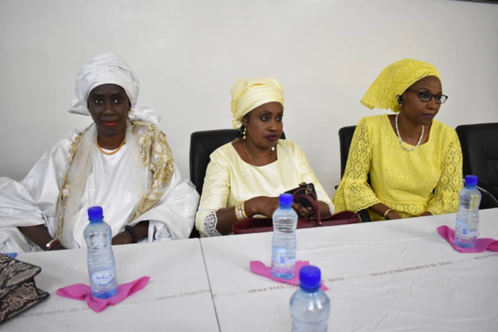 Kaolack : Maître Nafissatou Diop Cissé offre une ambulance flambant-neuve à l'hôpital régional El Hadj Ibrahima Niass (Images). Kaolack : Maître Nafissatou Diop Cissé offre une ambulance flambant-neuve à l'hôpital régional El Hadj Ibrahima Niass (Images).