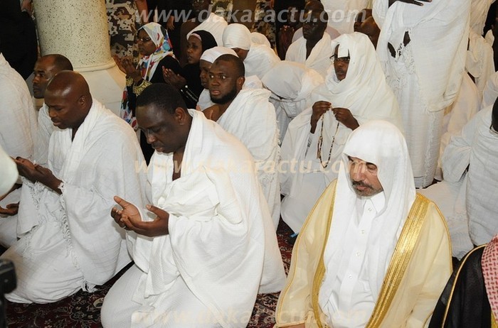Le président Macky Sall tout de blanc vêtu en train de faire sa «oumra» (Photos exclusives)