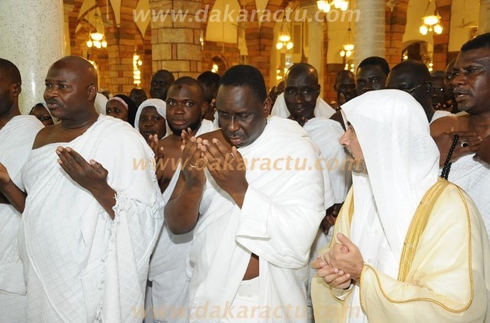 Le président Macky Sall tout de blanc vêtu en train de faire sa «oumra» (Photos exclusives)