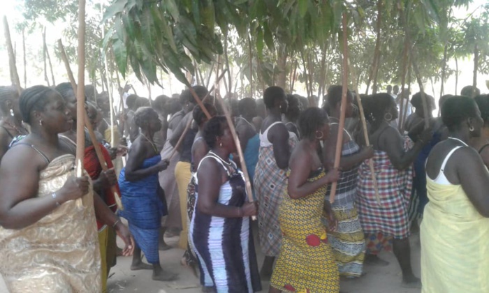 Étomé / Guy Marius Sagna accueilli en héros par les femmes de son village. Étomé / Guy Marius Sagna accueilli en héros par les femmes de son village.