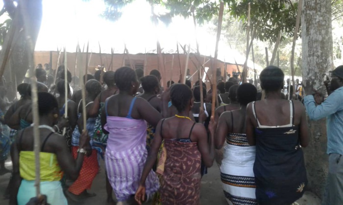 Étomé / Guy Marius Sagna accueilli en héros par les femmes de son village. Étomé / Guy Marius Sagna accueilli en héros par les femmes de son village.