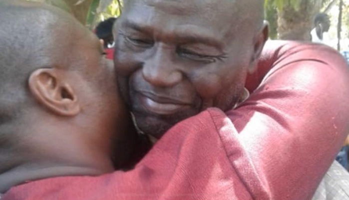 Étomé / Guy Marius Sagna accueilli en héros par les femmes de son village.