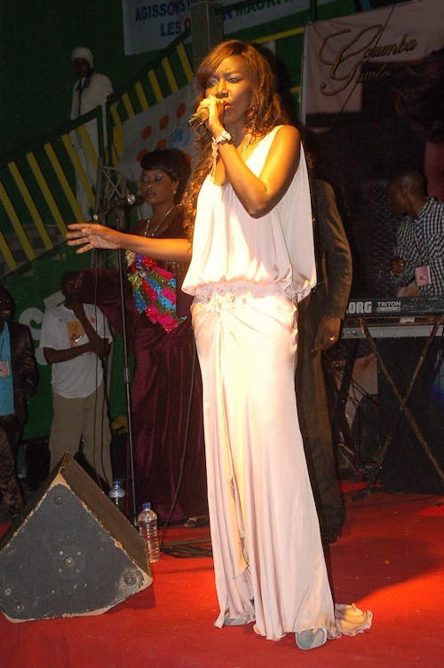 Tournée African tour: Coumba Gawlo dans sa sublime robe, à déguster pile et face (PHOTOS)