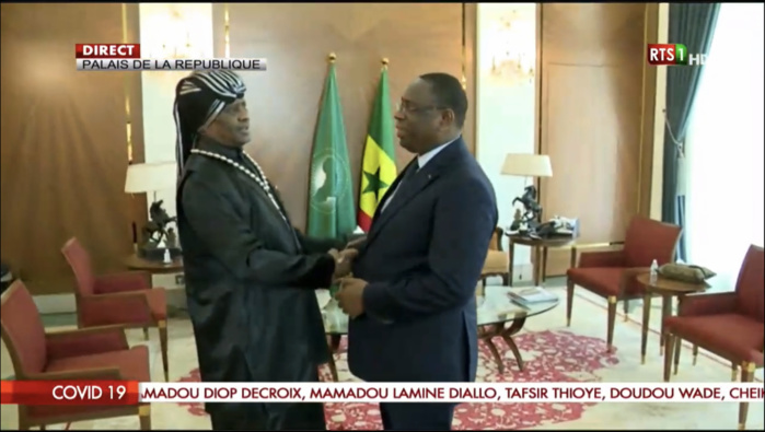 Palais de la République : Serigne Modou Kara viole les règles, refuse le gel alcoolisé et serre la main au Président. Palais de la République : Serigne Modou Kara viole les règles, refuse le gel alcoolisé et serre la main au Président.