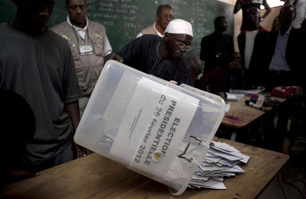 Le rapport général de l'élection présidentielle entre les mains de Macky Sall