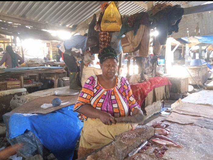 Coronavirus / Face à un marché infecté par le Covid-19 : L'attente désespérée de clients 'fantômes' envahit les commerçants... (Reportage) Coronavirus / Face à un marché infecté par le Covid-19 : L'attente désespérée de clients 'fantômes' envahit les commerçants... (Reportage)