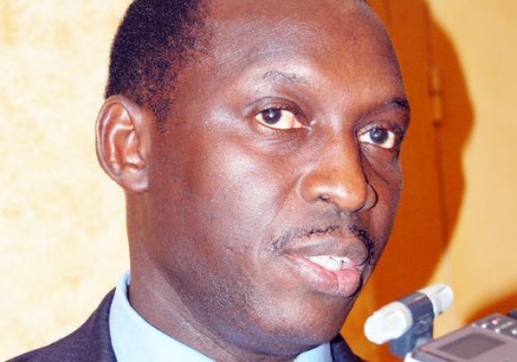 Babacar Diagne à côté de l’équipe de la Rts pour recueillir les témoignages