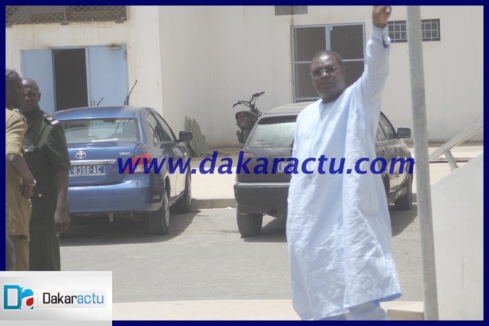 Ousmane Ngom à sa sortie du palais de justice (PHOTOS)