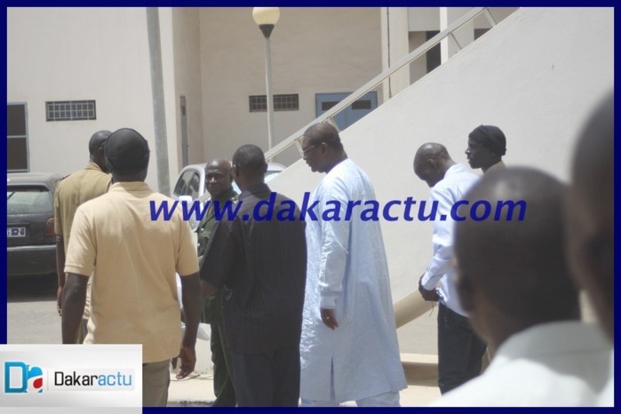 Ousmane Ngom à sa sortie du palais de justice (PHOTOS)