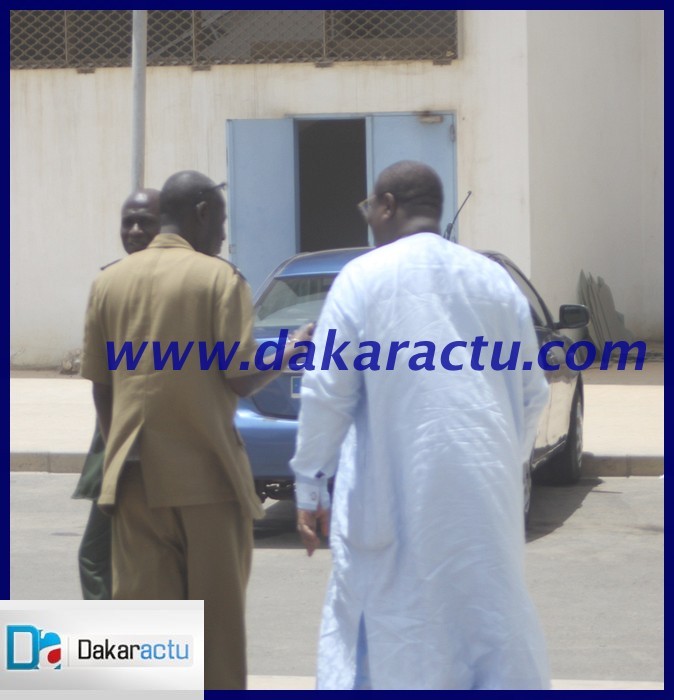 Ousmane Ngom à sa sortie du palais de justice (PHOTOS)