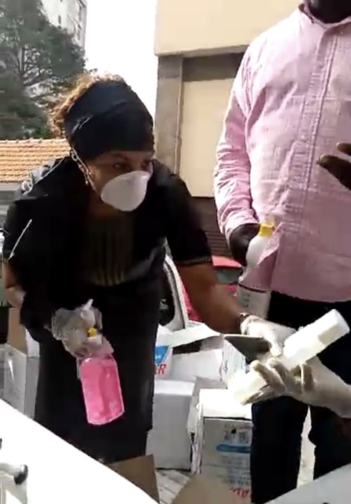Lutte contre le Covid-19 : L'épouse d'El Hadj Diouf, Valérie Bishop, distribue des produits antiseptiques en centre-ville.