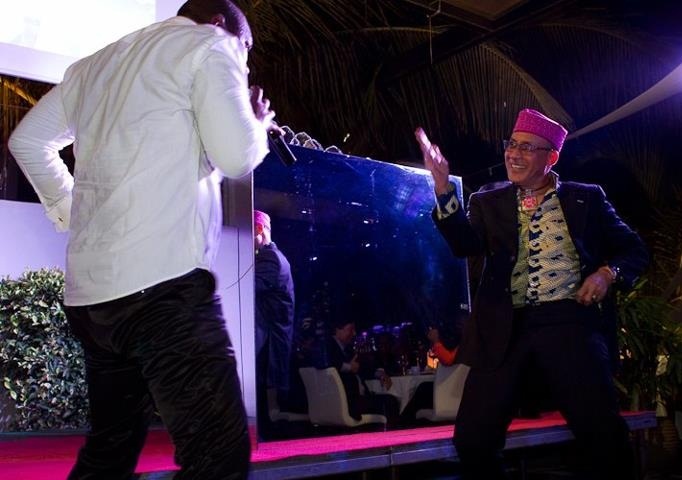Salam Diallo fait danser le ''thiakhagoune'' au styliste Alphadi