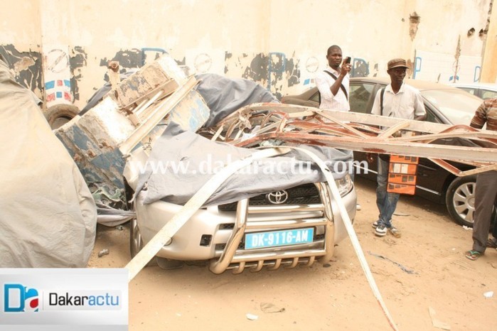 Les images de la grue qui a détruit les voitures du parking privé de Sup De Co Dakar