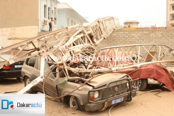 Les images de la grue qui a détruit les voitures du parking privé de Sup De Co Dakar
