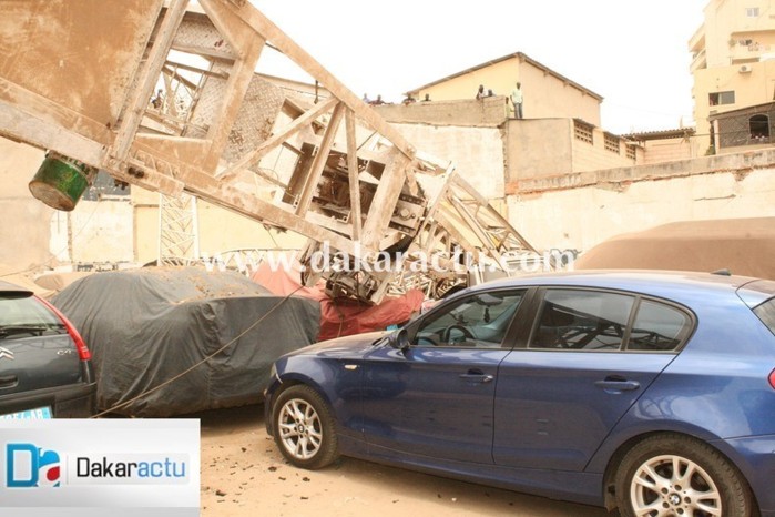Les images de la grue qui a détruit les voitures du parking privé de Sup De Co Dakar