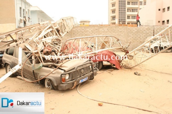 Les images de la grue qui a détruit les voitures du parking privé de Sup De Co Dakar