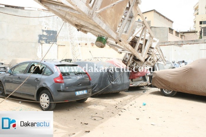 Les images de la grue qui a détruit les voitures du parking privé de Sup De Co Dakar