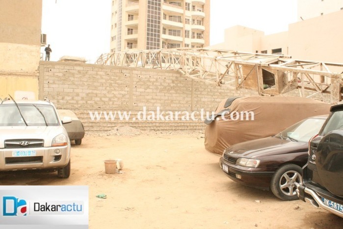 Les images de la grue qui a détruit les voitures du parking privé de Sup De Co Dakar