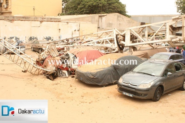 Les images de la grue qui a détruit les voitures du parking privé de Sup De Co Dakar