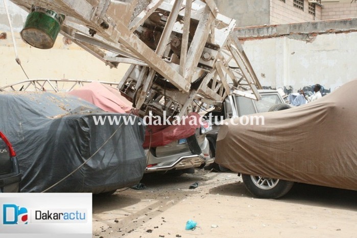 Les images de la grue qui a détruit les voitures du parking privé de Sup De Co Dakar