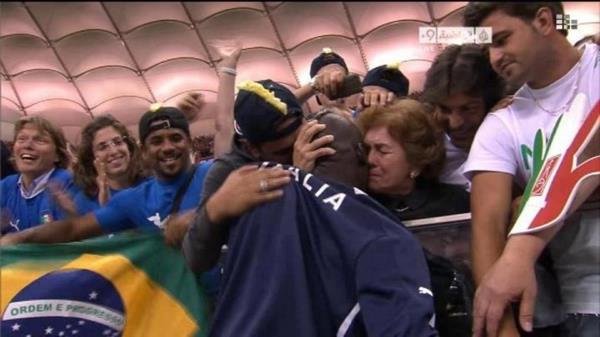 Mario Balotelli embrassé par sa mère adoptive après le match,confie...