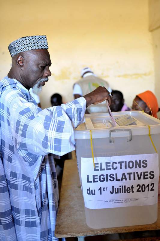 Plaidoyer sur les stations de radio pour inciter les électeurs à aller voter.