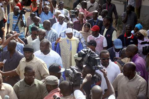 16H20 : Abdoulaye Wade est arrivé au bureau de vote du Point E sous les acclamations de ses militants.
