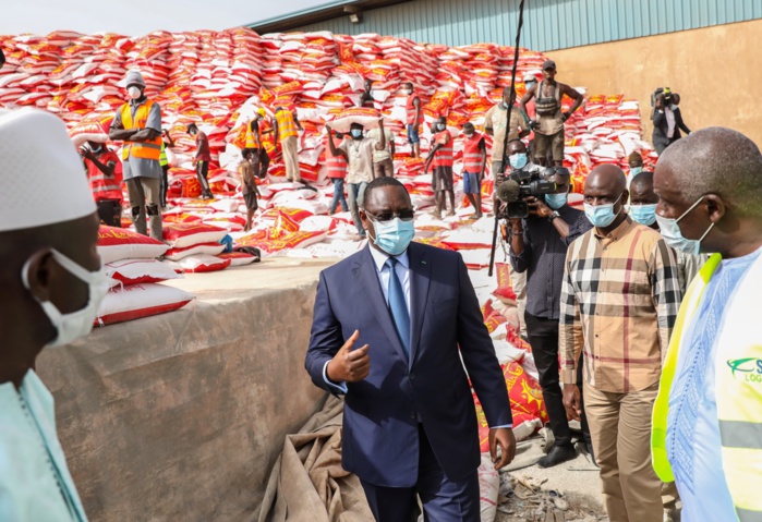 Distribution de l'aide alimentaire : Le président Macky Sall lance officiellement l'opération de convoyage du riz à l'intérieur du pays. Distribution de l'aide alimentaire : Le président Macky Sall lance officiellement l'opération de convoyage du riz à l'intérieur du pays.