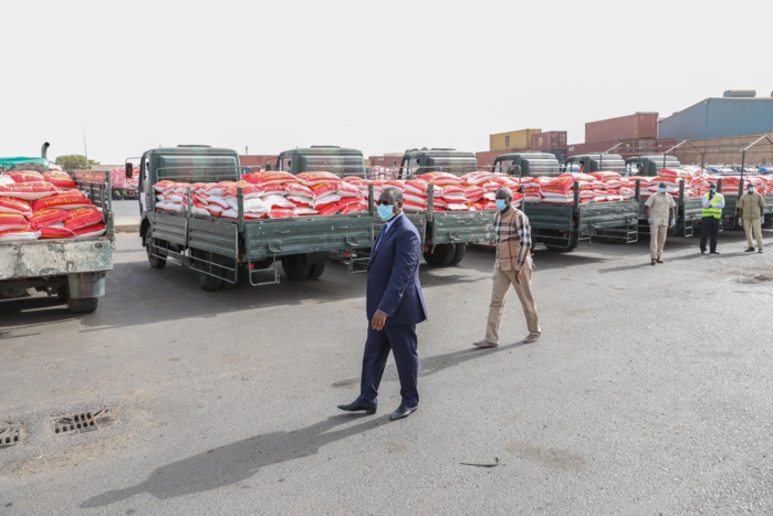 Distribution de l'aide alimentaire : Le président Macky Sall lance officiellement l'opération de convoyage du riz à l'intérieur du pays. Distribution de l'aide alimentaire : Le président Macky Sall lance officiellement l'opération de convoyage du riz à l'intérieur du pays.