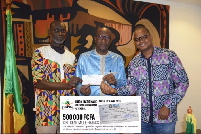 Solidarité contre le Covid-19 : L'Union Nationale des Photojournalistes du Sénégal remet 500.000f cfa à Ablaye Diop, ministre de la culture et de la communication.