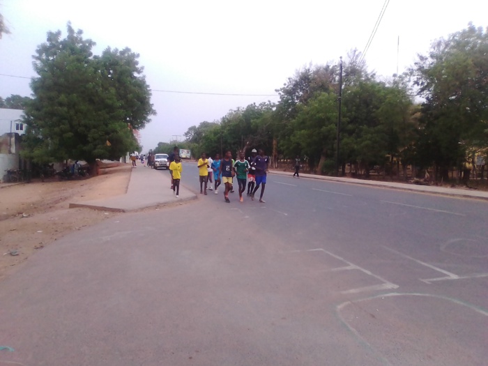 Footing, divertissement en masse : nouvelles trouvailles des jeunes en cette période de couvre-feu à Kolda. Footing, divertissement en masse : nouvelles trouvailles des jeunes en cette période de couvre-feu à Kolda.