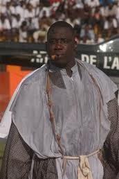 Dernière minute : Gris bordeaux fait son entrée dans le stade.