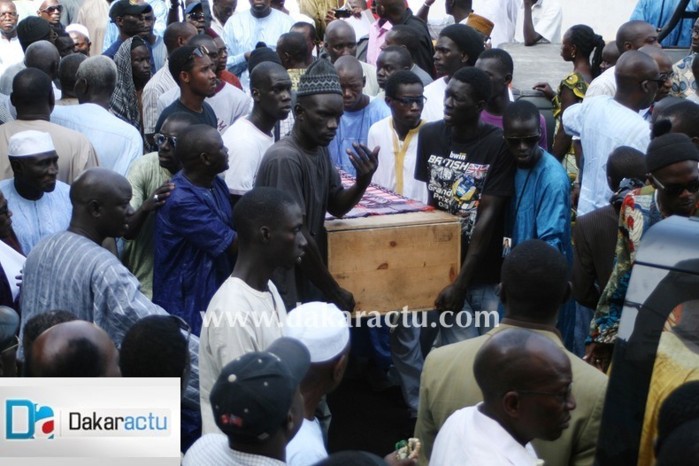 La levée du corps de Madior Fall en images