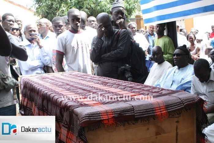 La levée du corps de Madior Fall en images
