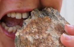 Grande-Bretagne: Cette femme mange des pierres  (VIDEO)